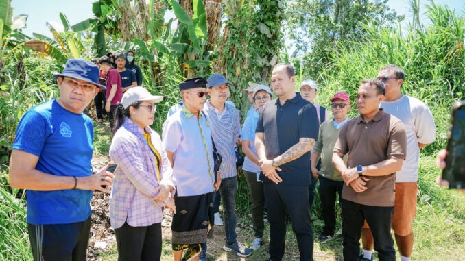 Wabup Bagus Alit Sucipta, meninjau langsung lokasi pengelolaan bahan kompos di kawasan Taman Bung Karno, Desa Penarungan, Kecamatan Mengwi, Minggu (12/4). - IST