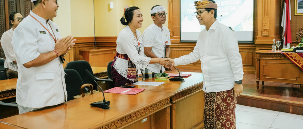 Bupati Badung Wayan Adi Arnawa saat acara menyerahkan SK. Pengangkatan Kepala Sekolah di Ruang Kriya Gosana, Puspem Badung, Kamis (9/4) - IST