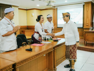 Bupati Badung Wayan Adi Arnawa saat acara menyerahkan SK. Pengangkatan Kepala Sekolah di Ruang Kriya Gosana, Puspem Badung, Kamis (9/4) - IST