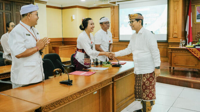 Bupati Badung Wayan Adi Arnawa saat acara menyerahkan SK. Pengangkatan Kepala Sekolah di Ruang Kriya Gosana, Puspem Badung, Kamis (9/4) - IST