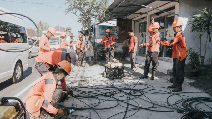 Penertiban Utilitas di wilayah Desa Darmasaba, Kecamatan Abiansemal, Jumat (10/4) - IST