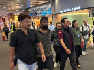 WNA India (tengah) saat dideportasi - IST