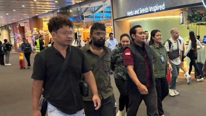 WNA India (tengah) saat dideportasi - IST