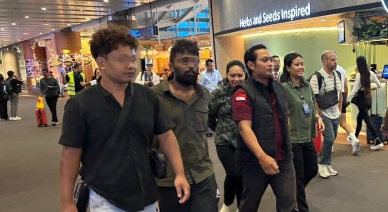 WNA India (tengah) saat dideportasi - IST