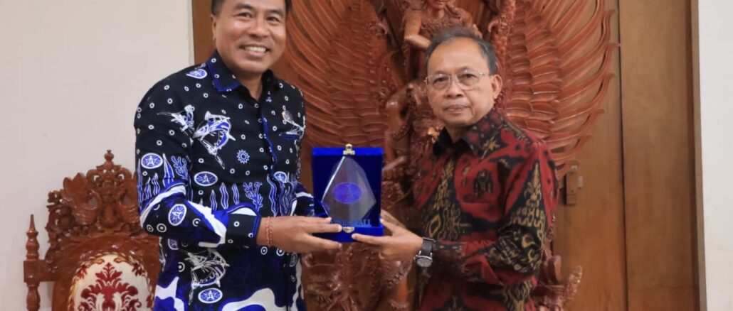 Ketua ASITA Bali Putu Winastra saat bertemu Gubernur Bali Wayan Koster - IST