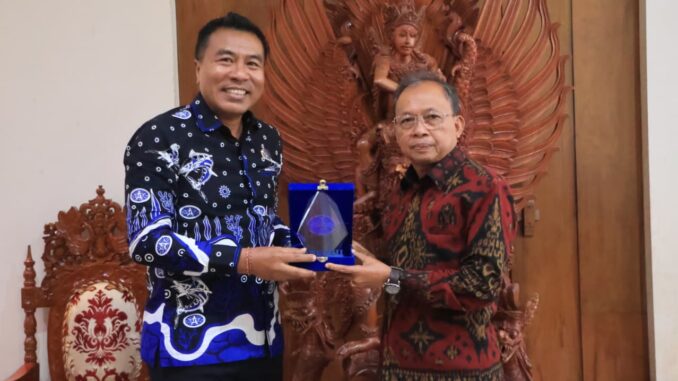 Ketua ASITA Bali Putu Winastra saat bertemu Gubernur Bali Wayan Koster - IST