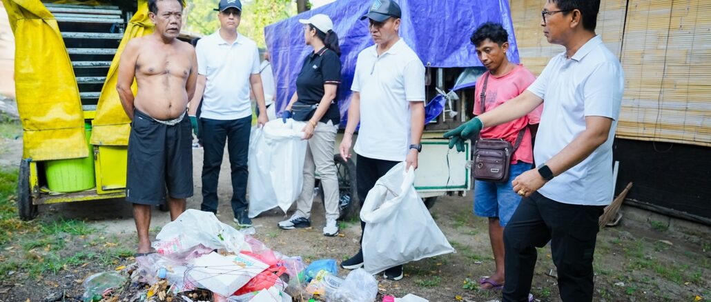Bupati Wayan Adi Arnawa, memimpin langsung aksi bersih lingkungan di kawasan Central Parkir Kuta, Jumat (3/4) - IST