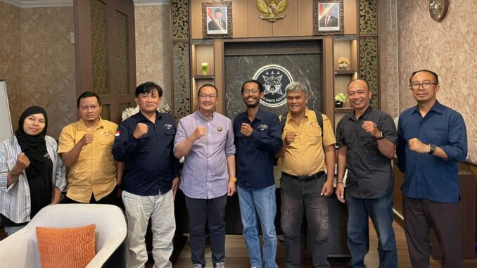 AsIntel Kejati Bali Oktario Hartawan Achmad, S.H., M.H. (4 dari kiri) bersama pengurus AMSI Bali - IST