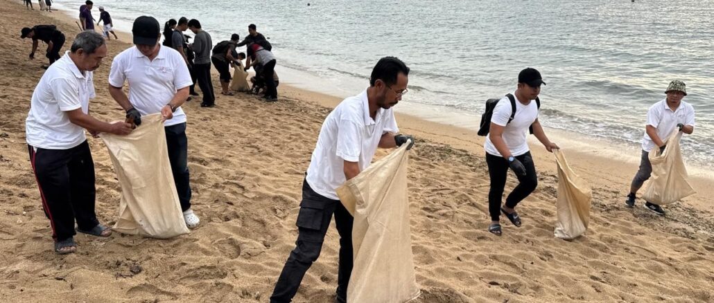Aksi bersih pantai Sanur oleh AMSI Bali - IST