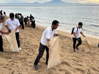 Aksi bersih pantai Sanur oleh AMSI Bali - IST