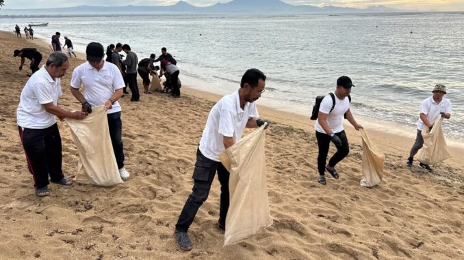 Aksi bersih pantai Sanur oleh AMSI Bali - IST