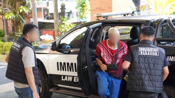 WNA Belgia saat dibawa petugas imigrasi - IST