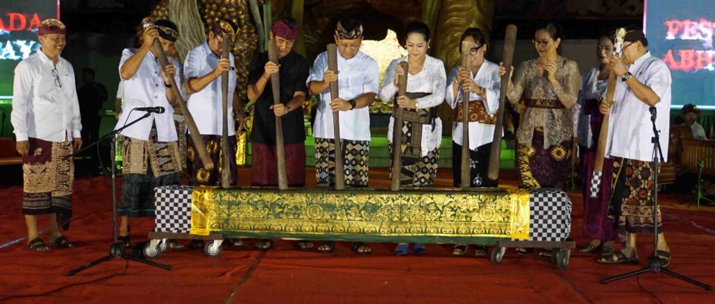 Bupati Buleleng I Nyoman Sutjidra saat membuka secara resmi Festasada Tahun 2026, di RTH Taman Bung Karno (TBK), Jumat (17/4).