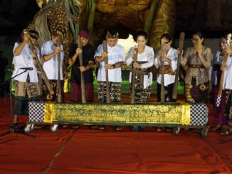 Bupati Buleleng I Nyoman Sutjidra saat membuka secara resmi Festasada Tahun 2026, di RTH Taman Bung Karno (TBK), Jumat (17/4).