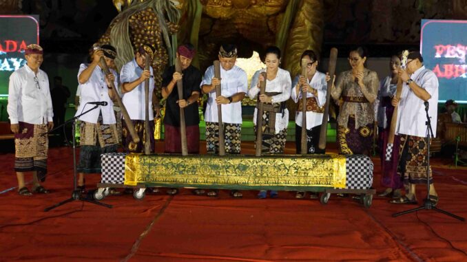 Bupati Buleleng I Nyoman Sutjidra saat membuka secara resmi Festasada Tahun 2026, di RTH Taman Bung Karno (TBK), Jumat (17/4).