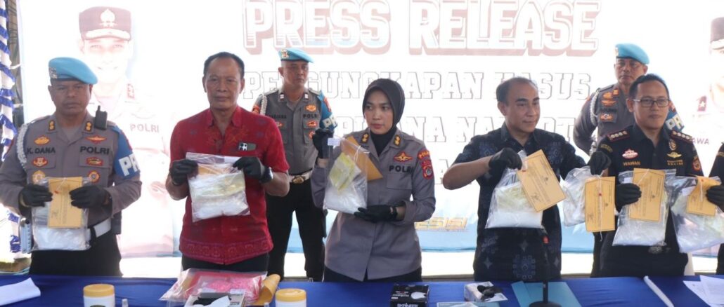 Direktur Ditresnarkoba Polda Bali Kombes Pol Radiant saat melakukan konferensi pers di Mapolda Bali, Selasa (14/4)- IST