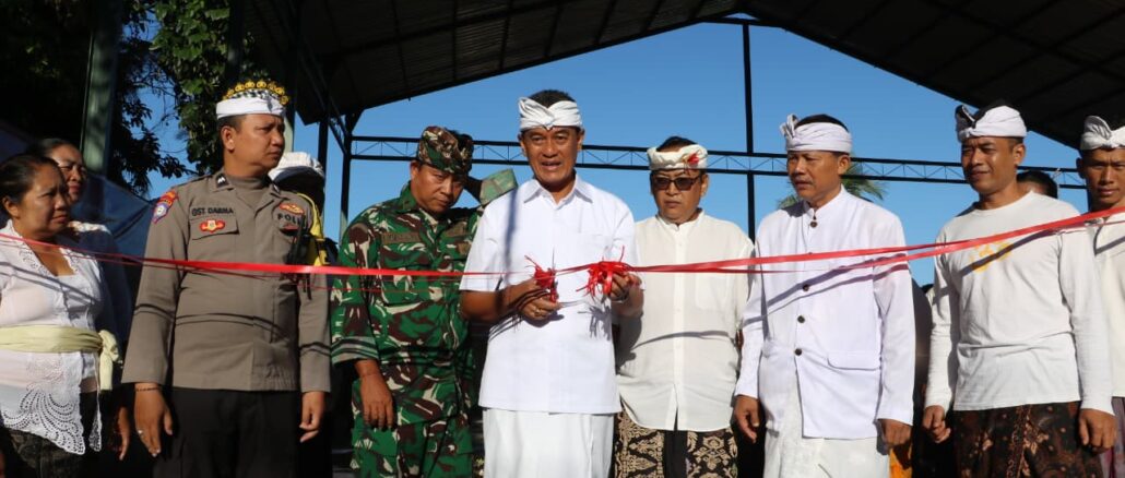 Wakil Bupati Buleleng Gede Supriatna meresmikan sejumlah pembangunan di Desa Panji, Kecamatan Sukasada, Sabtu (4/4). - IST