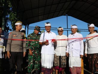 Wakil Bupati Buleleng Gede Supriatna meresmikan sejumlah pembangunan di Desa Panji, Kecamatan Sukasada, Sabtu (4/4). - IST