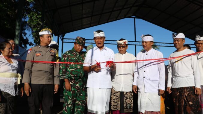 Wakil Bupati Buleleng Gede Supriatna meresmikan sejumlah pembangunan di Desa Panji, Kecamatan Sukasada, Sabtu (4/4). - IST