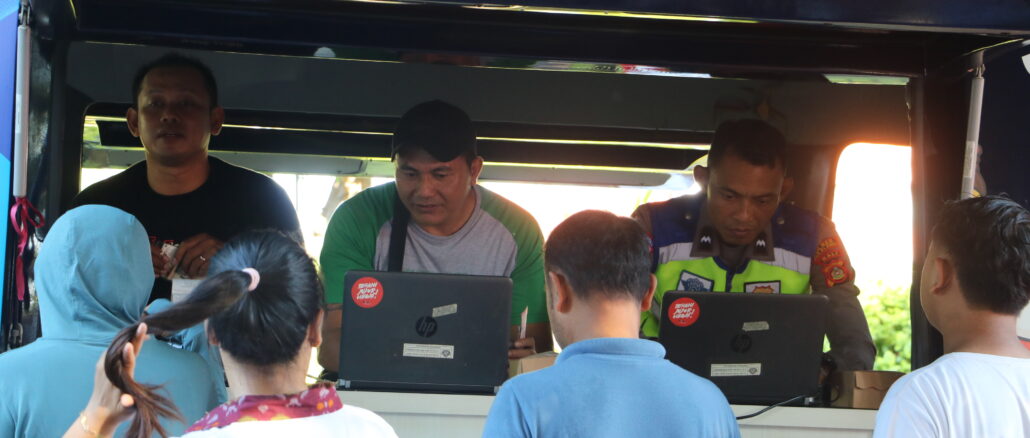 Minggu (24/5), Bupati Buleleng I Nyoman Sutjidra secara resmi meluncurkan Mobil Samsat Keliling di tengah keramaian arena Car Free Day Singaraja.- IST