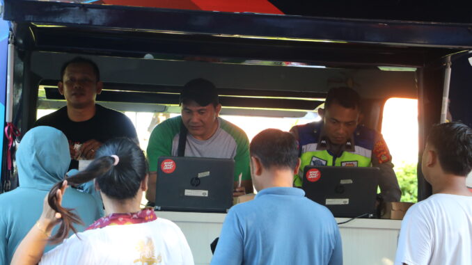Minggu (24/5), Bupati Buleleng I Nyoman Sutjidra secara resmi meluncurkan Mobil Samsat Keliling di tengah keramaian arena Car Free Day Singaraja.- IST