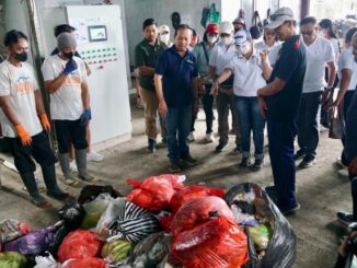 Ketua TP. PKK Kabupaten Badung, Nyonya Rasniathi Adi Arnawa menghadiri kegiatan Badung Peduli di Desa Angantaka, Kecamatan Abiansemal, Minggu (10/5) - IST