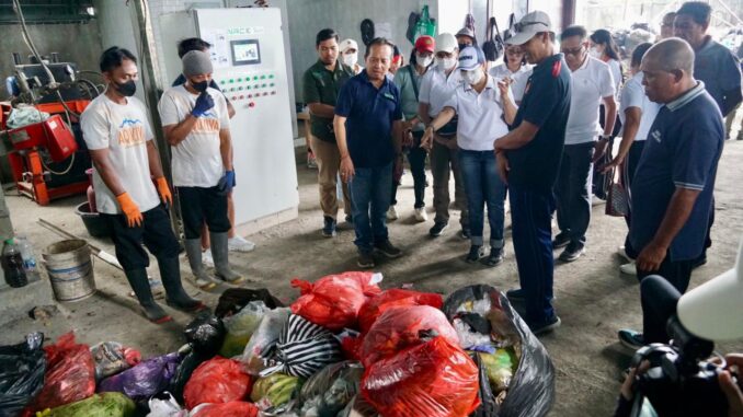 Ketua TP. PKK Kabupaten Badung, Nyonya Rasniathi Adi Arnawa menghadiri kegiatan Badung Peduli di Desa Angantaka, Kecamatan Abiansemal, Minggu (10/5) - IST