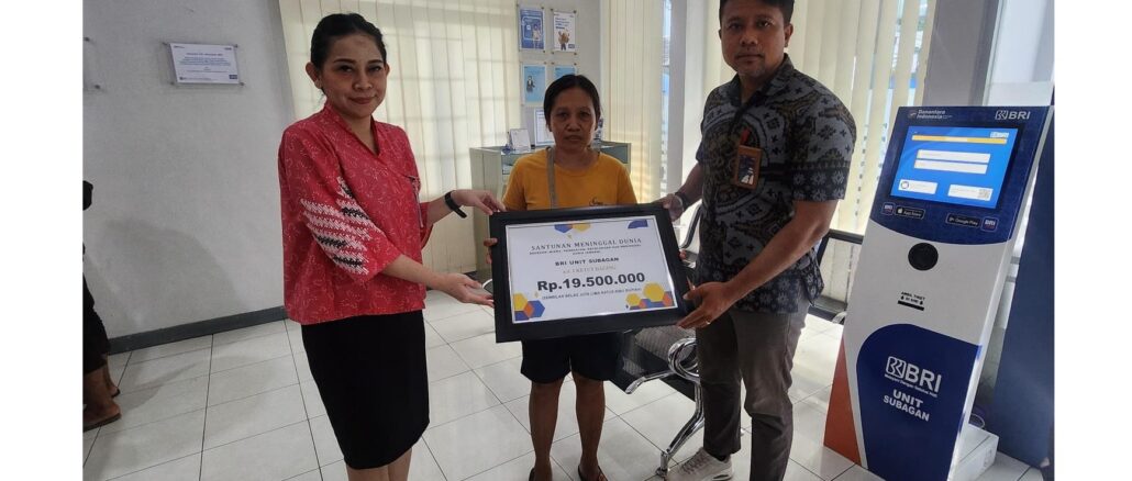 Keluarga almarhum I Ketut Daging saat menerima santunan auransi Brilife - IST