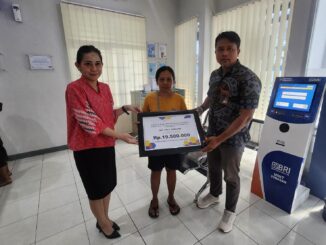Keluarga almarhum I Ketut Daging saat menerima santunan auransi Brilife - IST