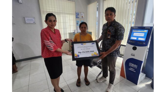 Keluarga almarhum I Ketut Daging saat menerima santunan auransi Brilife - IST