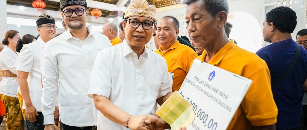 Bupati Wayan Adi Arnawa bersama Wabup Bagus Alit Sucipta menyerahkan Bantuan Sosial menjelang Hari Waisak sebesar Rp 2 juta per KK kepada umat Buddha ber-KTP Badung di Balai Serba Guna Dharma Semadhi, Vihara Dharmayana, Kelurahan Kuta, Kamis (28/5). - IST