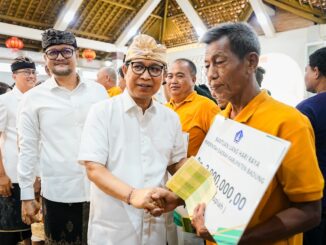 Bupati Wayan Adi Arnawa bersama Wabup Bagus Alit Sucipta menyerahkan Bantuan Sosial menjelang Hari Waisak sebesar Rp 2 juta per KK kepada umat Buddha ber-KTP Badung di Balai Serba Guna Dharma Semadhi, Vihara Dharmayana, Kelurahan Kuta, Kamis (28/5). - IST