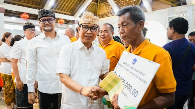 Bupati Wayan Adi Arnawa bersama Wabup Bagus Alit Sucipta menyerahkan Bantuan Sosial menjelang Hari Waisak sebesar Rp 2 juta per KK kepada umat Buddha ber-KTP Badung di Balai Serba Guna Dharma Semadhi, Vihara Dharmayana, Kelurahan Kuta, Kamis (28/5). - IST
