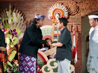 Bupati Wayan Adi Arnawa menutup secara resmi kegiatan Bazar Amal Pembangunan Banjar Teba Sari, Kelurahan Kuta, yang berlangsung di Balai Banjar Teba Sari, Sabtu (16/5) - IST