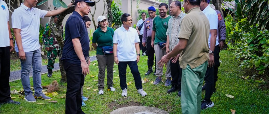 Bupati Adi Arnawa didampingi Sekda Badung IB. Surya Suamba saat melaksanakan Pengawasan dan Penegakan Hukum Lingkungan terhadap sektor Horeka di wilayah Kelurahan Legian, pada Jumat (15/5). - IST