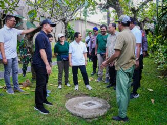 Bupati Adi Arnawa didampingi Sekda Badung IB. Surya Suamba saat melaksanakan Pengawasan dan Penegakan Hukum Lingkungan terhadap sektor Horeka di wilayah Kelurahan Legian, pada Jumat (15/5). - IST