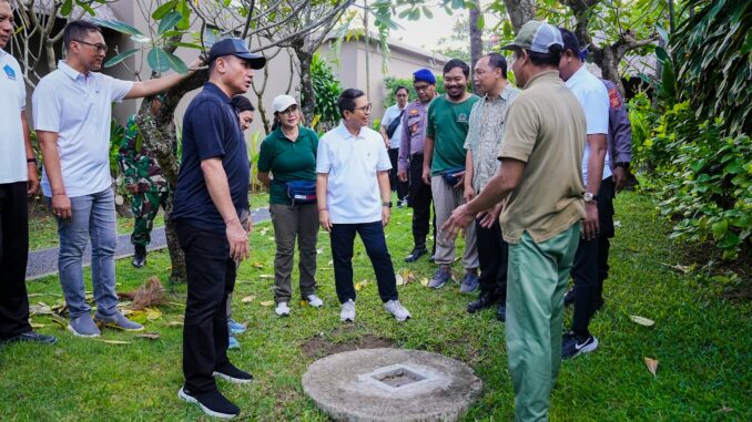Bupati Adi Arnawa didampingi Sekda Badung IB. Surya Suamba saat melaksanakan Pengawasan dan Penegakan Hukum Lingkungan terhadap sektor Horeka di wilayah Kelurahan Legian, pada Jumat (15/5). - IST