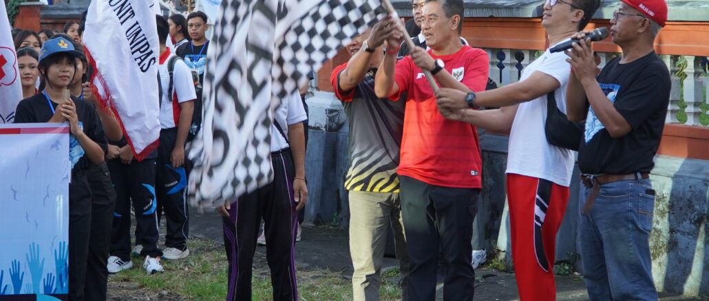 Wakil Bupati Buleleng yang sekaligus sebagai Ketua PMI Buleleng Gede Supriatna saat membuka secara resmi Red cross In Action (RCA) serangkaian Peringatan hari Palang Merah dan Bulan Sabit Merah sedunia, di Universitas Panji Sakti (Unipas) Singaraja, Minggu (3/5) - IST