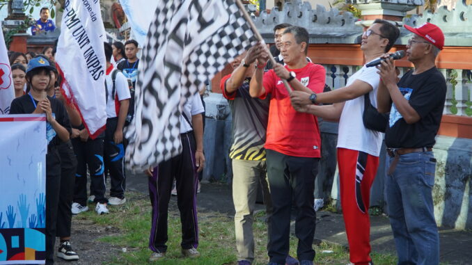 Wakil Bupati Buleleng yang sekaligus sebagai Ketua PMI Buleleng Gede Supriatna saat membuka secara resmi Red cross In Action (RCA) serangkaian Peringatan hari Palang Merah dan Bulan Sabit Merah sedunia, di Universitas Panji Sakti (Unipas) Singaraja, Minggu (3/5) - IST