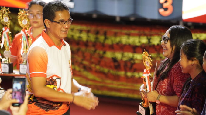 Wakil Bupatu Supriatna sata menutup Buleleng Education Expo - IST