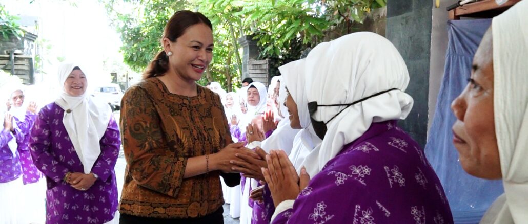 Ketua GOW Badung, Nyonya Yunita Alit Sucipta, menyerahkan bantuan 80 bag komposter dan 10 paket sembako kepada PD Wanita Islam Badung di Perumahan Srinadi Residence, Banjar Kwanji, Desa Dalung, Kuta Utara, Sabtu (24/5).