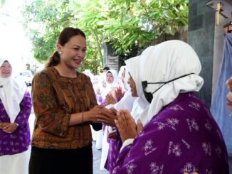 Ketua GOW Badung, Nyonya Yunita Alit Sucipta, menyerahkan bantuan 80 bag komposter dan 10 paket sembako kepada PD Wanita Islam Badung di Perumahan Srinadi Residence, Banjar Kwanji, Desa Dalung, Kuta Utara, Sabtu (24/5).