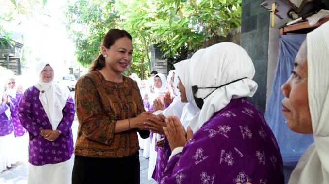 Ketua GOW Badung, Nyonya Yunita Alit Sucipta, menyerahkan bantuan 80 bag komposter dan 10 paket sembako kepada PD Wanita Islam Badung di Perumahan Srinadi Residence, Banjar Kwanji, Desa Dalung, Kuta Utara, Sabtu (24/5).