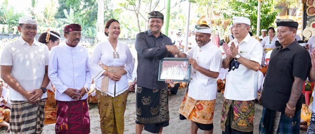 Wabup Bagus Alit Sucipta, bersama Ketua WHDI Kabupaten Badung, Nyonya Yunita Alit Sucipta hadir dalam prosesi Metatah Massal di Pura Prajapati, Banjar Tengah dan Selat, Desa Adat Sobangan, Kecamatan Mengwi, Minggu (3/5) - IST