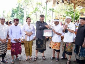 Wabup Bagus Alit Sucipta, bersama Ketua WHDI Kabupaten Badung, Nyonya Yunita Alit Sucipta hadir dalam prosesi Metatah Massal di Pura Prajapati, Banjar Tengah dan Selat, Desa Adat Sobangan, Kecamatan Mengwi, Minggu (3/5) - IST