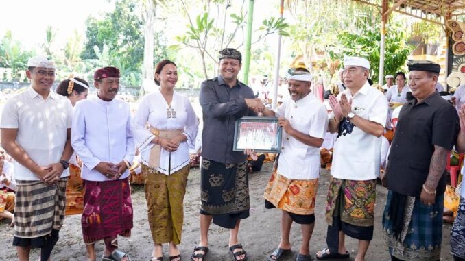 Wabup Bagus Alit Sucipta, bersama Ketua WHDI Kabupaten Badung, Nyonya Yunita Alit Sucipta hadir dalam prosesi Metatah Massal di Pura Prajapati, Banjar Tengah dan Selat, Desa Adat Sobangan, Kecamatan Mengwi, Minggu (3/5) - IST