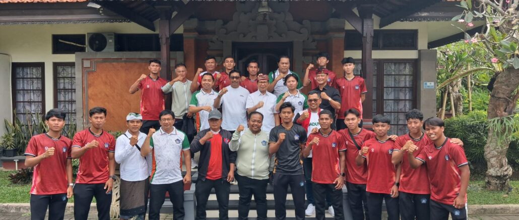 Bupati Wayan Adi Arnawa resmi melepas tim sepak bola PS Badung untuk berlaga dalam kompetisi Liga 4 Nasional di Rumah Jabatan Bupati Badung, Rabu (27/5). - IST