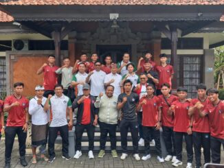 Bupati Wayan Adi Arnawa resmi melepas tim sepak bola PS Badung untuk berlaga dalam kompetisi Liga 4 Nasional di Rumah Jabatan Bupati Badung, Rabu (27/5). - IST