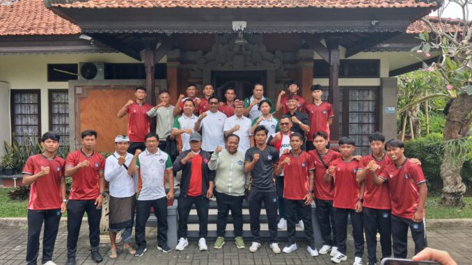 Bupati Wayan Adi Arnawa resmi melepas tim sepak bola PS Badung untuk berlaga dalam kompetisi Liga 4 Nasional di Rumah Jabatan Bupati Badung, Rabu (27/5). - IST