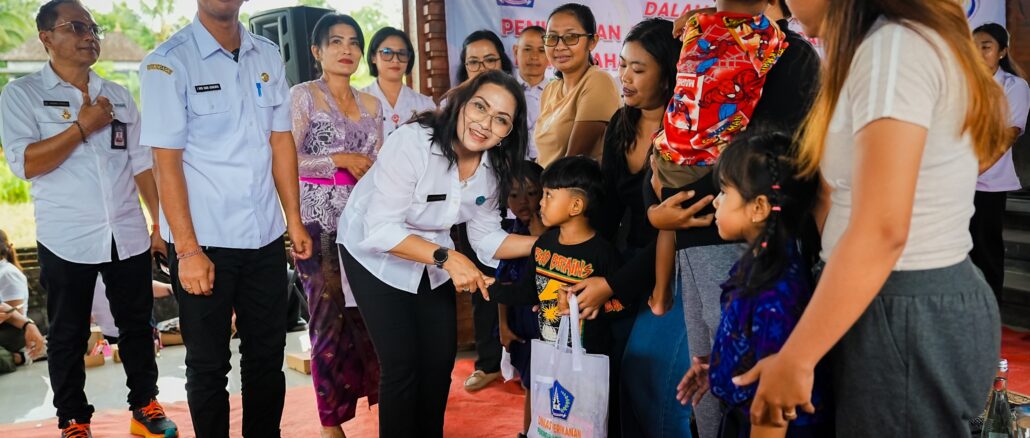 Ketua TP PKK Badung, Nyonya Rasniathi Adi Arnawa, menghadiri kegiatan penyaluran paket olahan ikan di Balai Banjar Buangga, Desa Getasan, Kecamatan Petang, Badung, pada Rabu (13/5).- IST